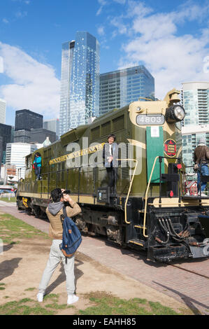 Man photographing young woman on heritage loco diesel à Toronto, Ontario, Canada Banque D'Images