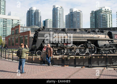 Couple photographié avant 6213 train à vapeur sur la plaque à Rotonde de John Street, Toronto, Ontario, Canada Banque D'Images