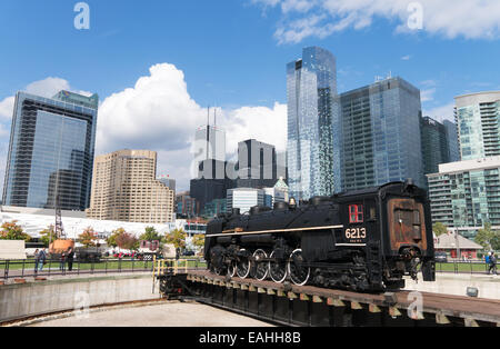 6213 train à vapeur sur la plaque à Rotonde de John Street avec les bâtiments modernes en arrière-plan de Toronto, Ontario, Canada Banque D'Images