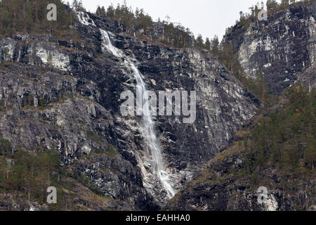 Cascade sur les pentes du naeroyfjord, Norvège Banque D'Images