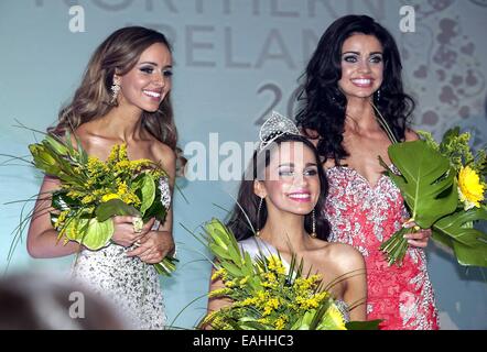 Rebecca, Shirley a sommé d'ouvrir & Direct Miss Irlande du Nord 2014 à l'Hôtel Europa avec runners-up Anna Henry & Sophia Adli. Ont été les hôtes de l'UTV Marc Mallet et ancienne Miss NI Joanne Salley, Belfast, Irlande du Nord... Avec : Sophia Adli,Rébecca Banque D'Images