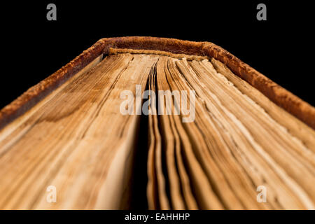 Livre Ancien tourné sur fond noir. Le livre est en mauvais état. Banque D'Images