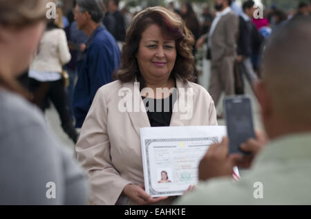 L'Ontario, Californie, USA. 15 Nov, 2014. Nouveau citoyen montre son certificat après la cérémonie de naturalisation remarques par le secrétaire américain à la sécurité intérieure Jeh Johnson en Ontario, en Californie, le vendredi, Novembre 14, 2014.ARORIZO Arorizo © Armando ARMANDO/Prensa Internacional/ZUMA/Alamy Fil Live News Banque D'Images