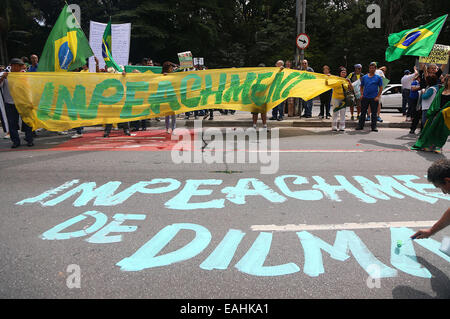 Sao Paulo, Brésil. 15 Nov, 2014. Prendre part à une manifestation de protestation contre la présidente du Brésil, Dilma Rousseff et demande sa mise en accusation dans la ville de Sao Paulo, Brésil, le 15 novembre, 2014. Dilma Rousseff, candidate du Parti des travailleurs (PT), a été réélu dans un ruissellement fin octobre par une étroite marge de quelque 4 points de pourcentage. Credit : Rahel Patrasso/Xinhua/Alamy Live News Banque D'Images