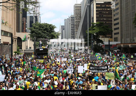 Sao Paulo, Brésil. 15 Nov, 2014. Prendre part à une manifestation de protestation contre la présidente du Brésil, Dilma Rousseff et demande sa mise en accusation dans la ville de Sao Paulo, Brésil, le 15 novembre, 2014. Dilma Rousseff, candidate du Parti des travailleurs (PT), a été réélu dans un ruissellement fin octobre par une étroite marge de quelque 4 points de pourcentage. Credit : Rahel Patrasso/Xinhua/Alamy Live News Banque D'Images