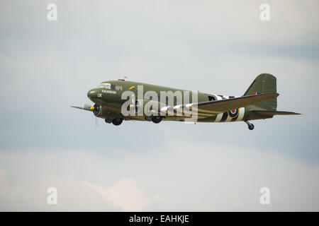 Fairford, UK - 12 juillet 2014 : le Douglas DC3 'Kwicherbichen' en vol et l'affichage au Royal International Air Tattoo. Banque D'Images