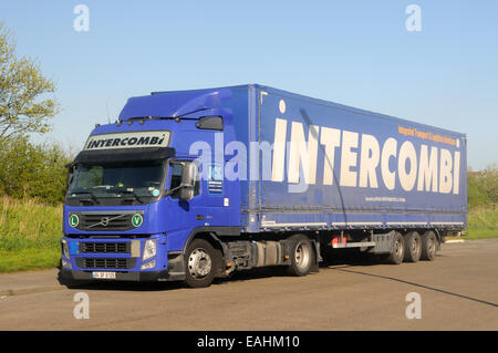 Une Volvo FM 450 unité tracteur et remorque dans la livrée de l'opérateur turc Intercombi à Leicester, Leicestershire, Angleterre Banque D'Images