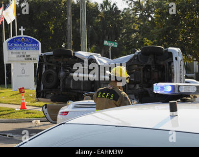 Sarasota, Floride, États-Unis. 15 novembre 2014. Accident sur 41 Sud. La police conseille qu'il n'y ait pas de blessures graves. Dieu a dû regarder sur ceux impliqués Banque D'Images