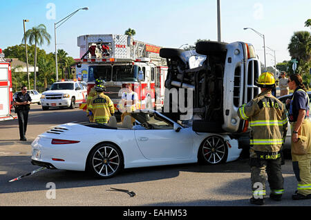 Sarasota, Floride, USA. 15 novembre, 2014. Accident survenu le 41 Sud. Conseiller de la police il n'y a pas de blessures graves. Un miracle s'il en est. Crédit : David Burr/Alamy Live News Banque D'Images