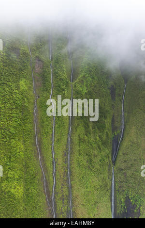 Cascades sur les falaises à Kauai Hawaii USA Banque D'Images