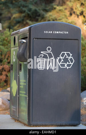 Corbeille avec compacteur solaire sur le campus de l'université Banque D'Images