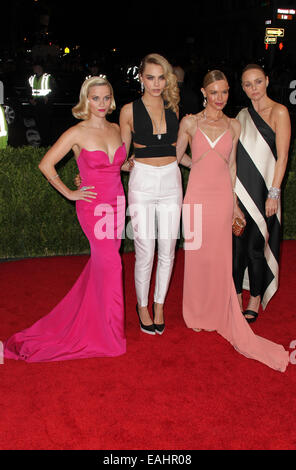 Charles James : Au-delà de la mode Costume Institute gala mettant en vedette : Reese Witherspoon, Cara Delevingne,Kate Bosworth, Stella McCartney Où : New York, New York, United States Quand : 05 mai 2014 Banque D'Images