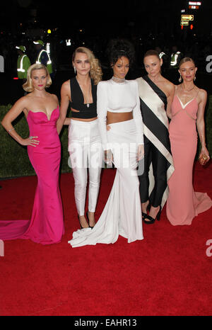 Charles James : Au-delà de la mode Costume Institute gala mettant en vedette : Reese Witherspoon, Cara Delevingne,Rihanna,Stella McCartney,Kate Bosworth Où : New York, New York, United States Quand : 05 mai 2014 Banque D'Images