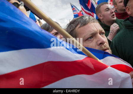 Rochester, au Royaume-Uni. 15 Nov, 2014. La Grande-Bretagne premier affrontement partisans avec Anti-Fascists Crédit : Guy Josse/Alamy Live News Banque D'Images