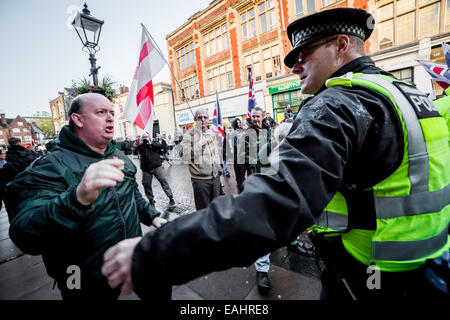 Rochester, au Royaume-Uni. 15 Nov, 2014. La Grande-Bretagne premier affrontement partisans avec Anti-Fascists Crédit : Guy Josse/Alamy Live News Banque D'Images