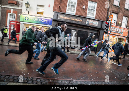 Rochester, au Royaume-Uni. 15 Nov, 2014. La Grande-Bretagne premier affrontement partisans avec Anti-Fascists Crédit : Guy Josse/Alamy Live News Banque D'Images