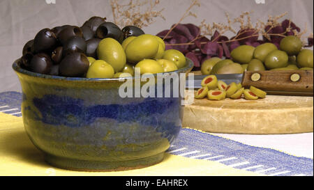 24 décembre 1999 - Maquoketa, Iowa, États-Unis - les bonnes choses viennent en petits paquets.olives vertes et noires sont riches en gras monoinsaturés et vitamine E. Elles contiennent aussi des polyphénols et flavonoïdes qui ont des propriétés anti-inflammatoires. Les antioxydants et la "bonne graisse'' éliminer les radicaux libres qui sont responsables de l'oxydation du cholestérol. La vitamine E ainsi que les gras monoinsaturés protège les cellules et combat les radicaux libres produits au cours de la production d'énergie cellulaire. Les olives vertes et noires contiennent des polyphénols et des flavonoïdes qui ont des propriétés anti-inflammatoires. Ils peuvent aider dans l Banque D'Images