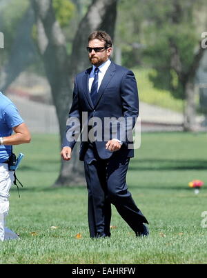 L'acteur Bradley Cooper met sur un costume pour une scène de funérailles pour son nouveau film "American Sniper" en tournage à Los Angeles. Bradley joue un rôle d'un marine à la retraite le joint avec la star Sienna Miller qui fumait d'une tempête au cours de pause à sa remorque et Banque D'Images
