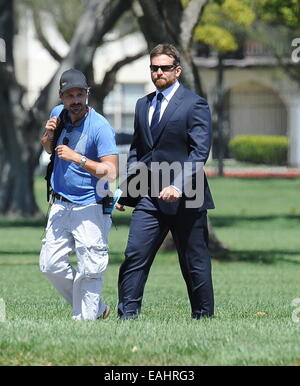 L'acteur Bradley Cooper met sur un costume pour une scène de funérailles pour son nouveau film "American Sniper" en tournage à Los Angeles. Bradley joue un rôle d'un marine à la retraite le joint avec la star Sienna Miller qui fumait d'une tempête au cours de pause à sa remorque et Banque D'Images
