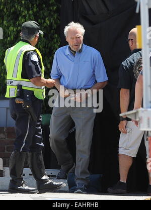 L'acteur Bradley Cooper met sur un costume pour une scène de funérailles pour son nouveau film "American Sniper" en tournage à Los Angeles. Bradley joue un rôle d'un marine à la retraite le joint avec la star Sienna Miller qui fumait d'une tempête au cours de pause à sa remorque et Banque D'Images