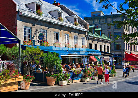 Restaurants qui bordent la place Jacques-Cartier dans le Vieux Montréal, Montréal, Québec, Canada. Banque D'Images