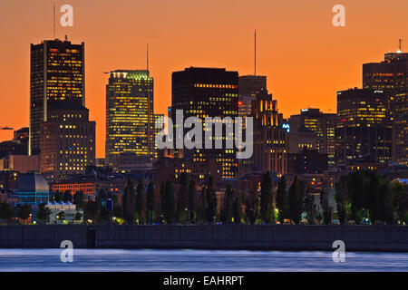 Ville de Montréal Skyline at sunset vu que depuis le fleuve Saint-Laurent, à la navette vers le Vieux-Port, sur l'Ile Sainte-Hélène Banque D'Images