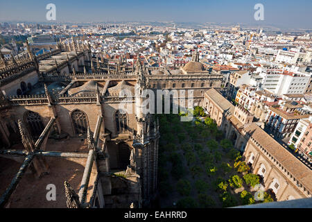 Vue sur les toits de la Cathédrale de Séville et le Patio de los Naranjos (Patio des Oranges) de la Giralda (clocher/minaret Banque D'Images