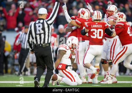 15 novembre 2014 : Nebraska Cornhuskers quarterback Tommy Armstrong Jr. # 4 se trouve sur le sol après avoir été saccagée au cours de la NCAA Football match entre l'Ohio et le Wisconsin Badgers Cornhuskers au Camp Randall Stadium à Madison, WI. Le Wisconsin a battu Minnesota 59-24. John Fisher/CSM Banque D'Images