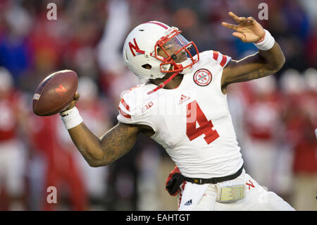 15 novembre 2014 : Nebraska Cornhuskers quarterback Tommy Armstrong Jr. # 4 revient à passer en cas de la NCAA Football match entre l'Ohio et le Wisconsin Badgers Cornhuskers au Camp Randall Stadium à Madison, WI. Le Wisconsin a battu Minnesota 59-24. John Fisher/CSM Banque D'Images