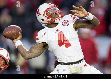 15 novembre 2014 : Nebraska Cornhuskers quarterback Tommy Armstrong Jr. # 4 lance une passe en profondeur dans le deuxième trimestre de la NCAA Football match entre l'Ohio et le Wisconsin Badgers Cornhuskers au Camp Randall Stadium à Madison, WI. Le Wisconsin a battu Minnesota 59-24. John Fisher/CSM Banque D'Images