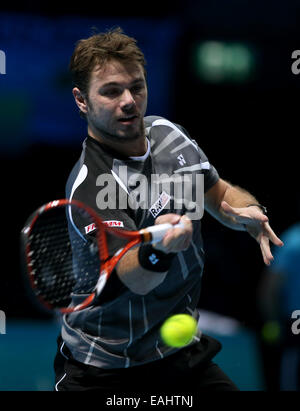 Londres, Royaume-Uni. 15 Nov, 2014. Stan Wawrinka de Suisse renvoie la balle au cours de sa demi-finale de l'ATP World Tour Finals match contre son compatriote Roger Federer à Londres, Royaume-Uni, le 15 novembre 2014. Roger Federer a gagné 2-1 et est entré dans la finale. Credit : Han Yan/Xinhua/Alamy Live News Banque D'Images