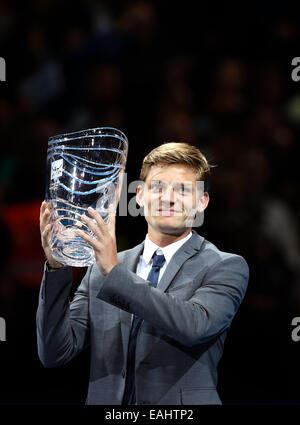 Londres, Royaume-Uni. 15 Nov, 2014. David Goffin de Belgique pose avec son trophée de l'ATP Comeback Player of the Year Award le jour sept de la Barclays ATP World Tour Finals à Londres, Grande-Bretagne le 15 novembre 2014. Credit : Han Yan/Xinhua/Alamy Live News Banque D'Images