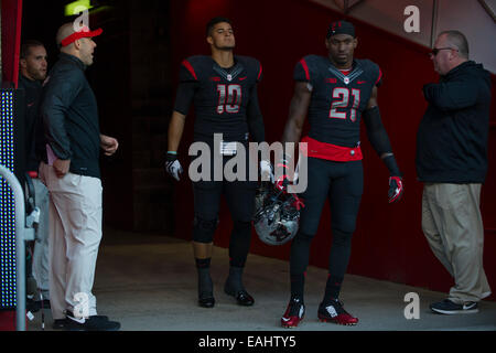 15 novembre 2014 : Rutgers Scarlet Knights quarterback Gary Nova (10) et Rutgers Scarlet Knights arrière défensif Lorenzo Waters (21) se préparent à prendre le terrain pour le dernier match à domicile au cours des jours pendant le jeu entre l'Indiana Hoosiers et Rutgers Scarlet Knights à Highpoint Solutions Stadium à Piscataway, New Jersey Le Rutgers Scarlet Knights à l'encontre de l'Indiana Hoosiers 45-23. Crédit obligatoire : Kostas Lymperopoulos/CSM, Banque D'Images