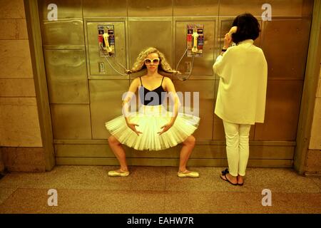 Ballerine classique avec tutu danser dans le métro de New York. Banque D'Images