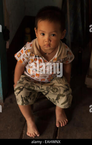 Un jeune enfant lao à Luang Prabang Banque D'Images