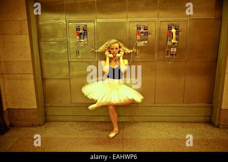 Ballerine classique avec tutu danser dans le métro de New York. Banque D'Images