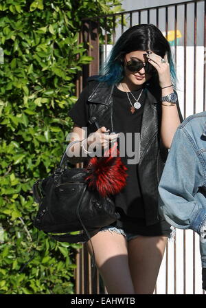 Kylie Jenner vu avec la nouvelle couleur de cheveux, teints avec les extrémités bleu foncé, comme elle Marche retour vers sa voiture à court short en jean et veste en cuir noire à West Hollywood comprend : Kylie Jenner Où : Los Angeles, California, United States Quand : 13 mai 2014 Banque D'Images