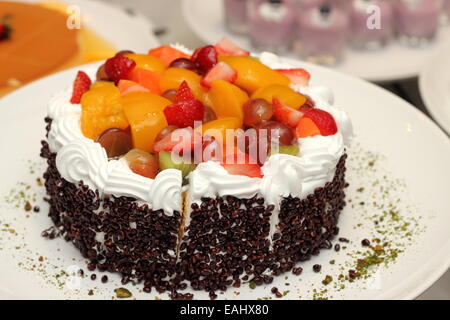 Flan de fruits frais à la crème gâteau on white Banque D'Images