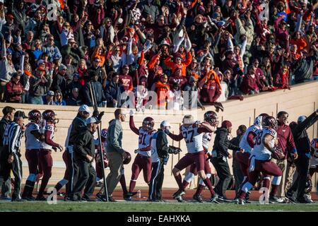 Durham, North Carolina, USA. 15 Nov, 2014. Virginia Tech célèbre un chiffre d'affaires sur les bas à la fin du quatrième trimestre qui conduiraient à gagner le jeu au cours de l'école match de football entre les Virginia Tech Hokies et le Duke Blue Devils à Wallace Wade Stadium le 15 novembre 2014 à Durham, Caroline du Nord.Virginia Tech bat Duc 17-16. Credit : Cal Sport Media/Alamy Live News Banque D'Images