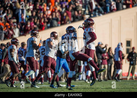 Durham, North Carolina, USA. 15 Nov, 2014. Virginia Tech célèbre un chiffre d'affaires sur les bas à la fin du quatrième trimestre qui conduiraient à gagner le jeu au cours de l'école match de football entre les Virginia Tech Hokies et le Duke Blue Devils à Wallace Wade Stadium le 15 novembre 2014 à Durham, Caroline du Nord.Virginia Tech bat Duc 17-16. Credit : Cal Sport Media/Alamy Live News Banque D'Images