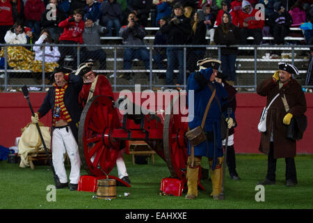 Piscataway, New Jersey, USA. 15 Nov, 2014. Se préparer au feu les patriotes cannon et réagir pendant le jeu entre l'Indiana Hoosiers et Rutgers Scarlet Knights à Highpoint Solutions Stadium à Piscataway, New Jersey Le Rutgers Scarlet Knights à l'encontre de l'Indiana Hoosiers 45-23. Credit : Cal Sport Media/Alamy Live News Banque D'Images