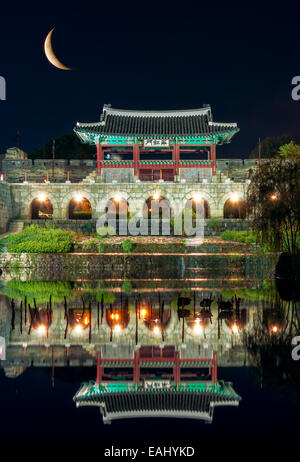 Réflexions d'un pavillon dans le fleuve à la Forteresse de Hwaseong à Suwon, une grande ville juste à l'extérieur de Séoul, Corée du Sud. Banque D'Images