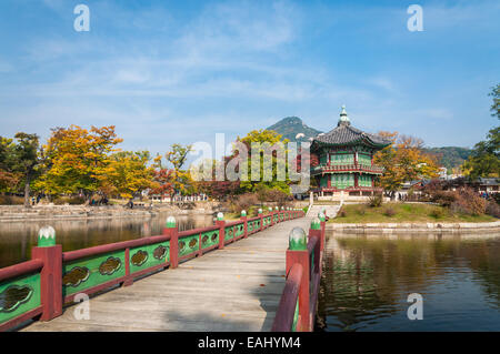 Hyangwonjeong Pavilion at Gyeongbokgung Palace à Séoul, Corée du Sud. Banque D'Images