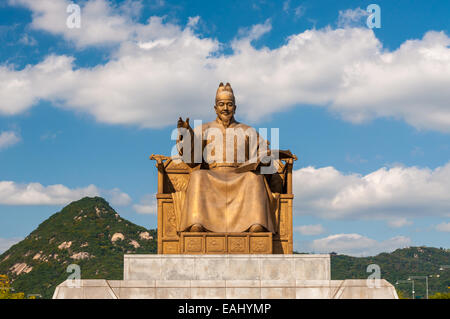 La gigantesque statue en or du roi Sejong le Grand en place Gwanghwamun, Séoul, Corée du Sud. Banque D'Images