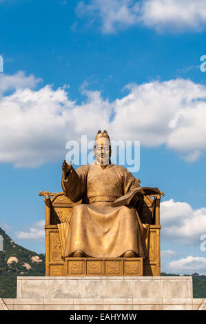 La gigantesque statue en or du roi Sejong le Grand en place Gwanghwamun, Séoul, Corée du Sud. Banque D'Images