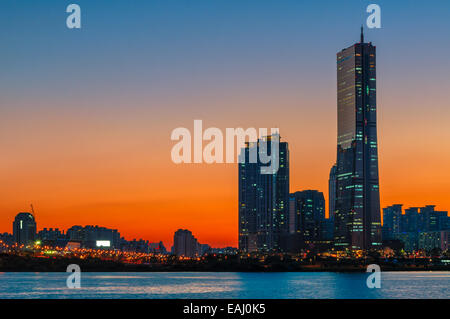 Le soleil se couche derrière les gratte-ciel de Séoul, Corée du Sud. Banque D'Images