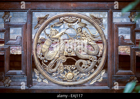 Détail de l'ornate phoenix et dragon symbole à l'ancienne résidence de Chen Baozhen à Fenghuang, Chine Banque D'Images