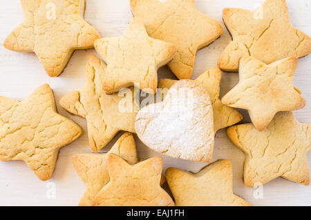 Les cookies en forme d'étoiles et de coeurs. Vue de dessus. Sucre en poudre Banque D'Images