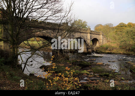 Avis de Barden Bridge, Dales Way, Wharfedale, Skipton, Yorkshire du Nord, Angleterre, Royaume-Uni Banque D'Images