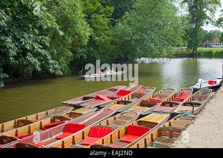 Plates amarré au Pont-de-la-Madeleine sur la rivière Cherwell dans Oxford England UK Banque D'Images